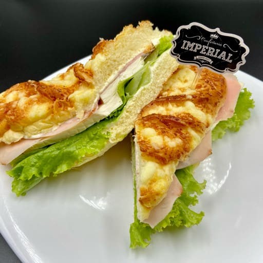 Pão veneza de 25 cm recheado com peito de peru , queijo minas alface e cream cheese.