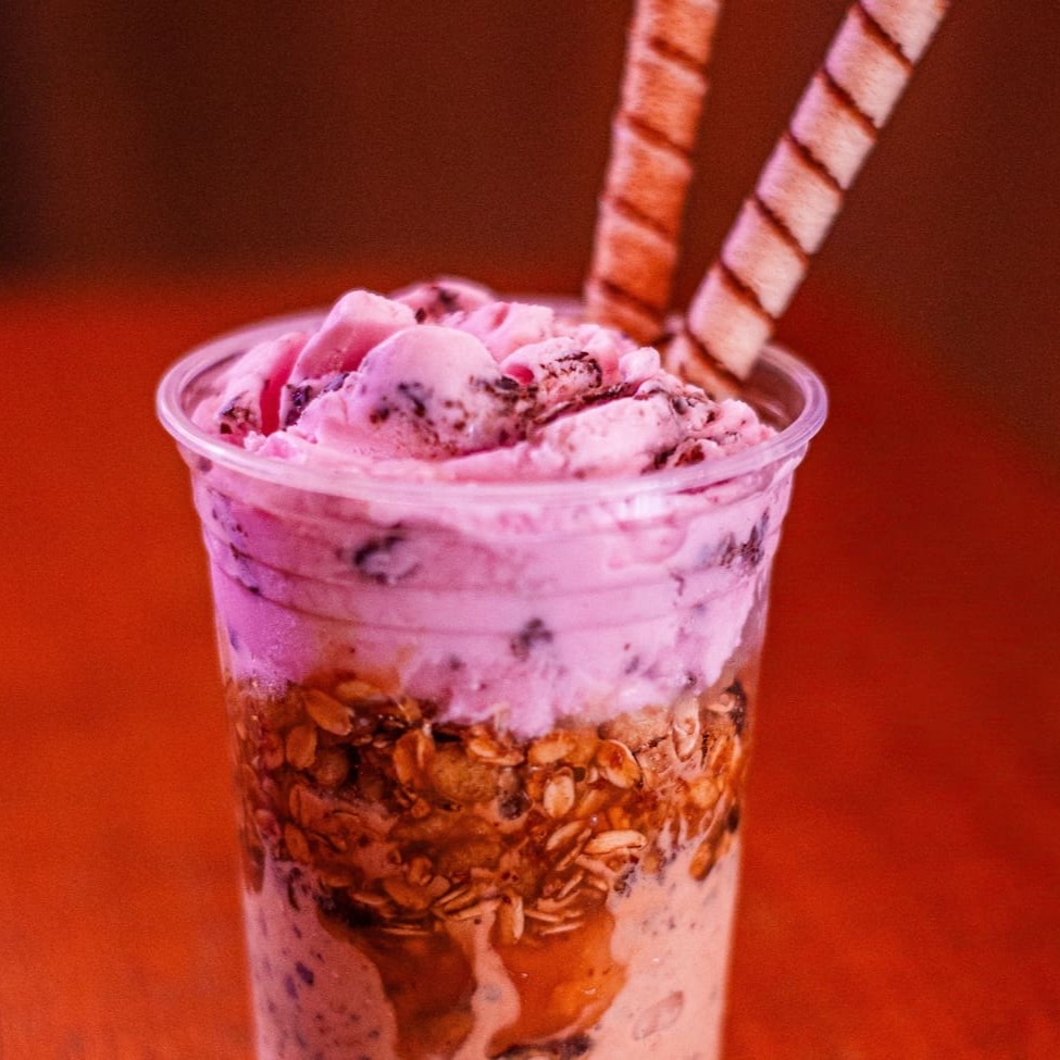 Combine diferentes sabores de sorvete com complementos e coberturas do seu jeito. Açaí do Popeye.