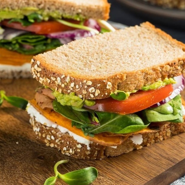 Escolha o pão que mais gosta e saboreie um recheio irresistível de patê de frango cremoso, queijo minas fresquinho, alface e tomate. Um lanche leve e delicioso para qualquer momento do Dia!