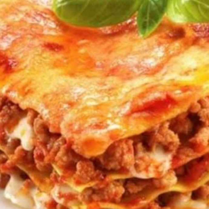 Porçao Individual Para Uma Pessoa Acompanhada De Salada De Alface E Tomate Ou Arroz Branco