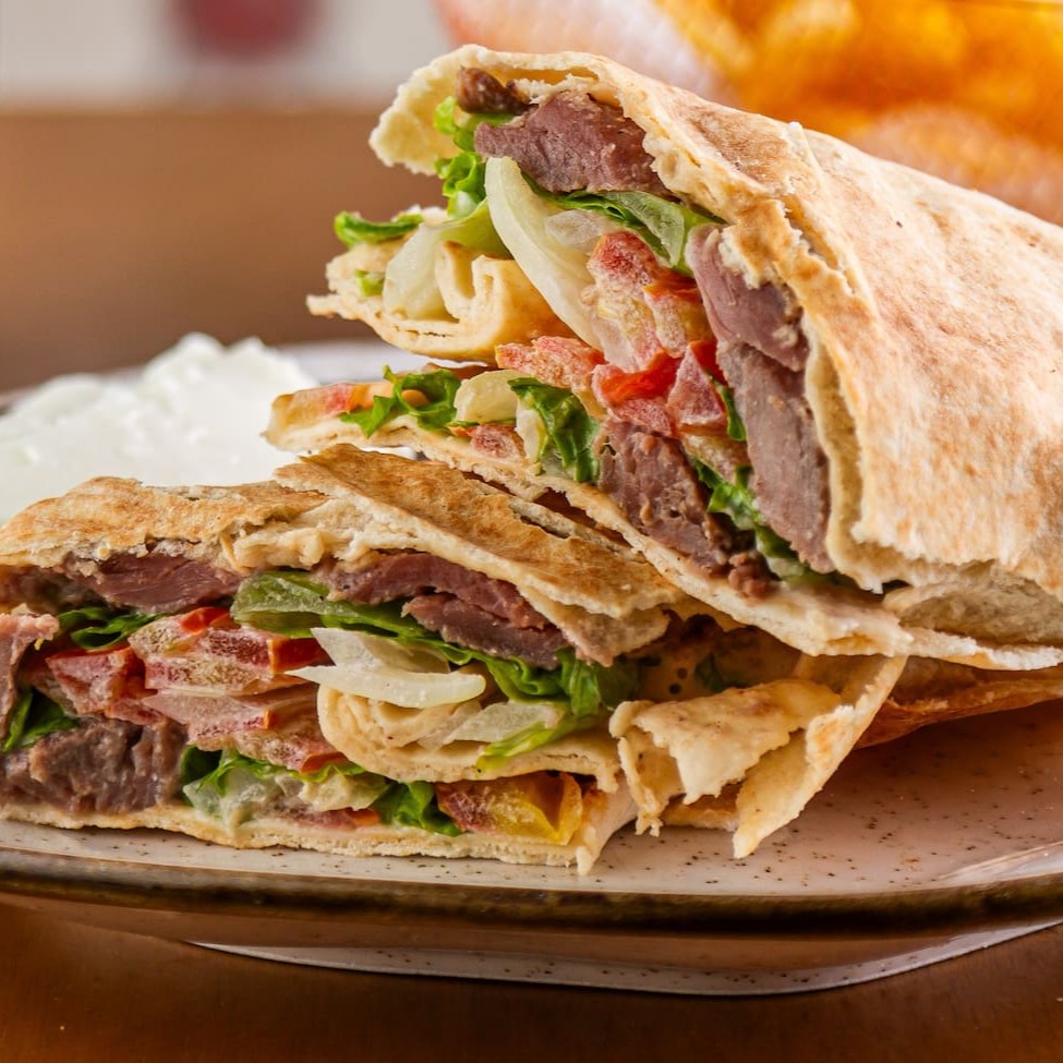 Alface, tomate, cebola e molho taratur ou Hommus Tahine + pasta de alho