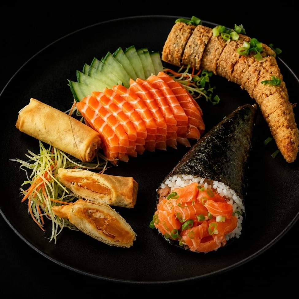 10 sashimis de salmão - 12 Hot Philadelphia - 1 temaki Philadelphia - 2 harumaki doce de leite.