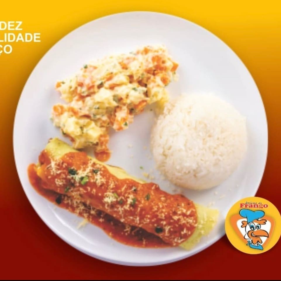 Panqueca de frango com arroz branco e maionese.