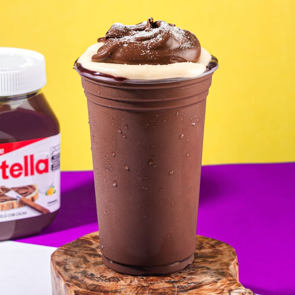 Delicie-se com nosso Açaí Tradicional, Com  Nutella Original E  Sem Miserê, Passamos No Copo E Ainda Colocamod Por Cima,servido em um Copo de 300ml. Preparado com uma receita única e inovadora, este açaí é batido exclusivamente com Guaraná, proporcionando um sabor autêntico e surpreendente. Além do paladar irresistível, oferecemos uma variedade de complementos gratuitos, como você nunca experimentou em um açaí. Uma experiência saborosa e refrescante que vai além do convencional. Experimente e surpreenda-se!