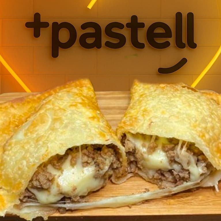 Delicioso pastel de carne com queijo, feito com uma massa crocante e bem recheada. Aproximadamente 15cm de pura satisfação, temperado com o sabor especial da casa e finalizado com um toque de cheiro verde. Aproveite essa promoção irresistível! 1 Coca-Cola 350ml