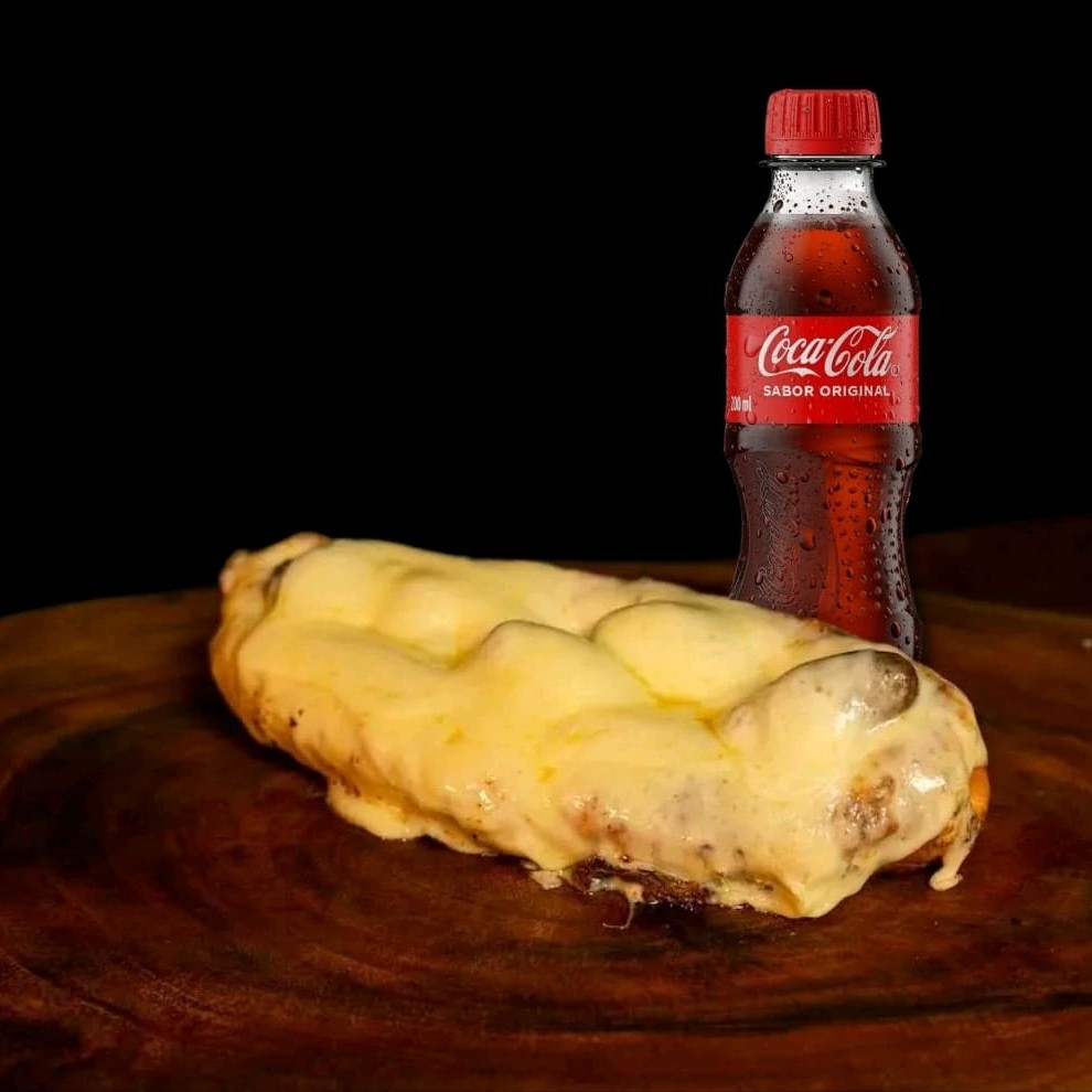 Pão de alho com uma generosa camada de pasta de alho com queijo e um (  não acompanha refrigerante )espeto de linguiça fina suina.