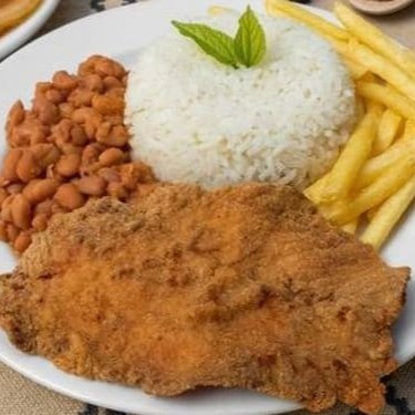 Bife empanado e frito, crocante por fora e macio por dentro. Acompanhado de arroz e feijão e vinagrete