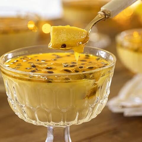 Um mousse de maracujá cremoso e leve, preparado com todo cuidado para derreter na boca. Finalizado com uma calda artesanal de maracujá, que traz o equilíbrio perfeito entre o doce e o azedinho irresistível da fruta.