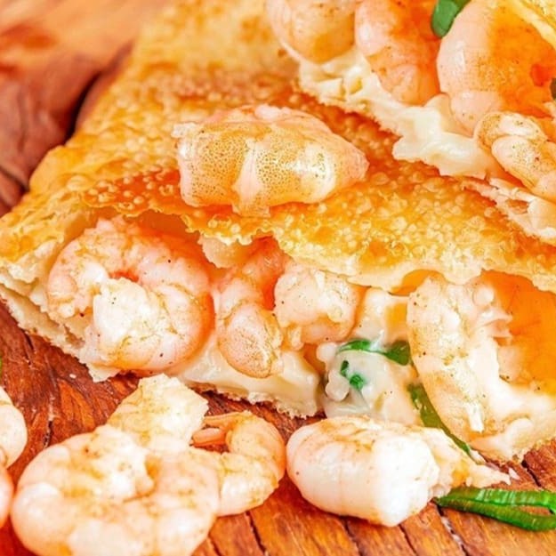 Camarões inteiros levemente temperados no azeite de dendê e mussarela derretida! Um sabor único e irresistível.