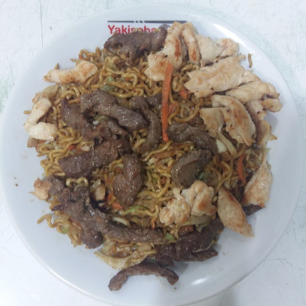 Repolho, cenoura, molho especial, carne e frango