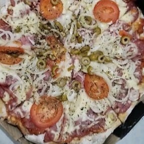 Molho De Tomate, Calabresa, Mussarela, Tomate, Cebola, Azeitona E Orégano