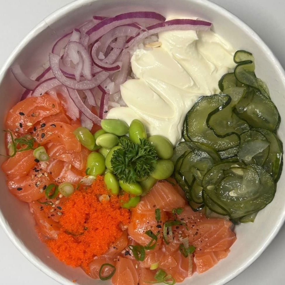 Prato de origem havaiana adaptado à culinária japonesa. Composto por arroz japonês, vegetais e pescados.