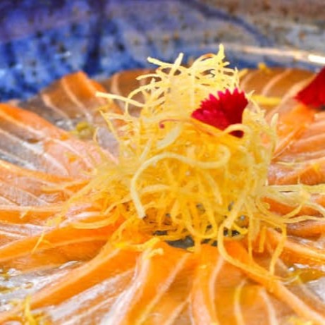 Usuzukuri de salmão é lâminas finas de peixe cru , com cebolinha, gergelim, raspa de limão siciliano, flor de sal,crispy de alho poró acompanhado com molho ponzo
