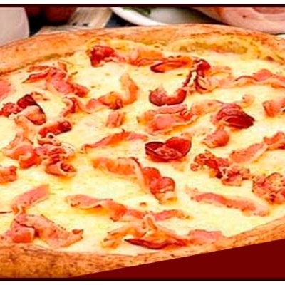 Molho, muçarela, bacon, milho, cebola e orégano