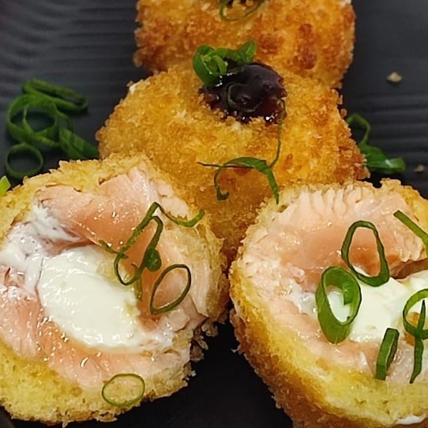 Delicie-se com nossos filés de salmão crocantes empanados na divina farinha panko, recheados com cream cheese cremoso e cebolinha fresca. Disponível em porções de 05 ou 10 unidades! Ideais para apreciar sozinho ou compartilhar em momentos especiais.