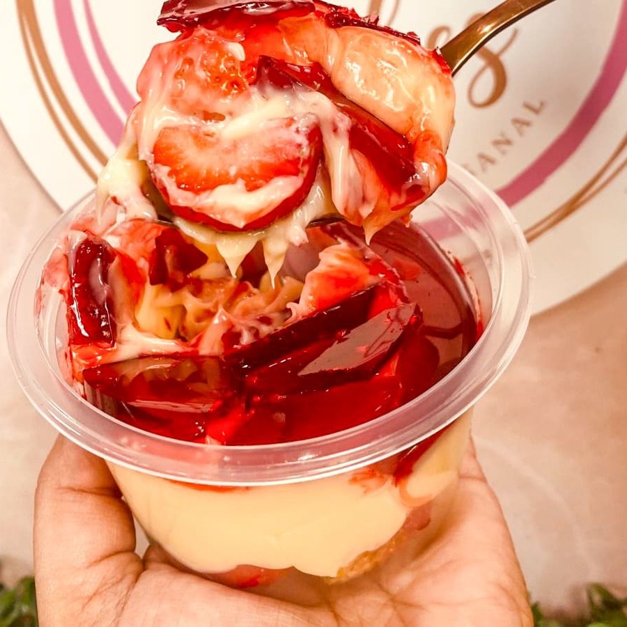 Ele chegou Morango do Amor no pote , delícia irresistível, só de olhar da água na boca , morangos picados , brigadeiro de chocolate branco e a casquinha delícia . Saboreie essa perfeição você vai ficar apaixonado  ----------------tags------------------- Entrega rápida , desconto , promoção , cupom , oferta , frete grátis , Doces , bolos , brigadeiro , bolo de pote , chocolate , morango , Nutella , copo da felicidade , brownie , confeitaria , doceria , caseiro , vulcão , red velvet , banoffe , pudim , doce de leite  , Oreo , ferrero Rocher , afogadinho , bolo , Ninho , gourmet , Ouro Branco , empadao , quiche , caseirinho , frango cremoso , delícia de abacaxi , frango com Catupiry, torta Cookie, cookie, banoffee , camarão , chocolatudo, bolo caseiro, Prestígio, olho de sogra , bacon , alho poró , quiche, escondidinho, pavê , combos , coca cola , sobremesa, torta de limão , bolo de cenoura , bacon , queijo , paçoca, bolo de paçoca, festa junina , bolo caseiro, morango do amor no pote