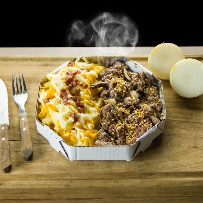 Contra filé suculento servido com a irresistível batata mania coberta com cheddar cremoso, mussarela derretida e bacon crocante. Uma explosão de sabor para saborear sozinho ou compartilhar!