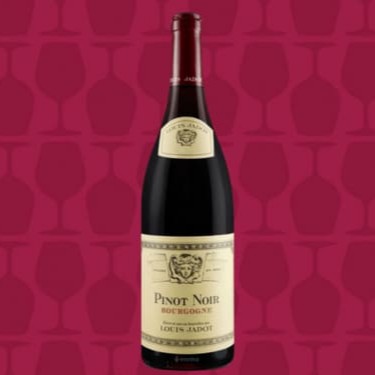 “Fundada em 1859, a Maison Louis Jadot é um dos mais respeitados produtores da França. Para o mais conceituado guia de vinhos francês, o Bettane&Desseauve, “Jadot é certamente a Maison mais regular da Borgonha nas três últimas décadas”.  Para Robert Parker, que sempre concede altas notas tanto para seus vinhos tintos quanto para os vinhos brancos, “Louis Jadot é provavelmente a casa mais bem conduzida da Borgonha”. Jadot é a única Maison da Borgonha indicada por Parker entre os “Melhores Produtores do Mundo” em seu mais recente livro - ao lado de nomes como De Vogué e Romanée Conti.  Vinho Tinto seco francês 750ml Temperatura de serviço de 15 a 18c