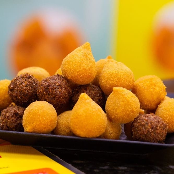 Aqui é você quem Escolhe Seus Preferidos !! temos: Coxinhas Bolinhas de queijo Bolinho de Calabresa Risole Presunto e queijo Kibe Nossos Mini Salgados São Sequinhos de 10gramas. Saborosos todos Fritos na Hora. (10g cada salgado)