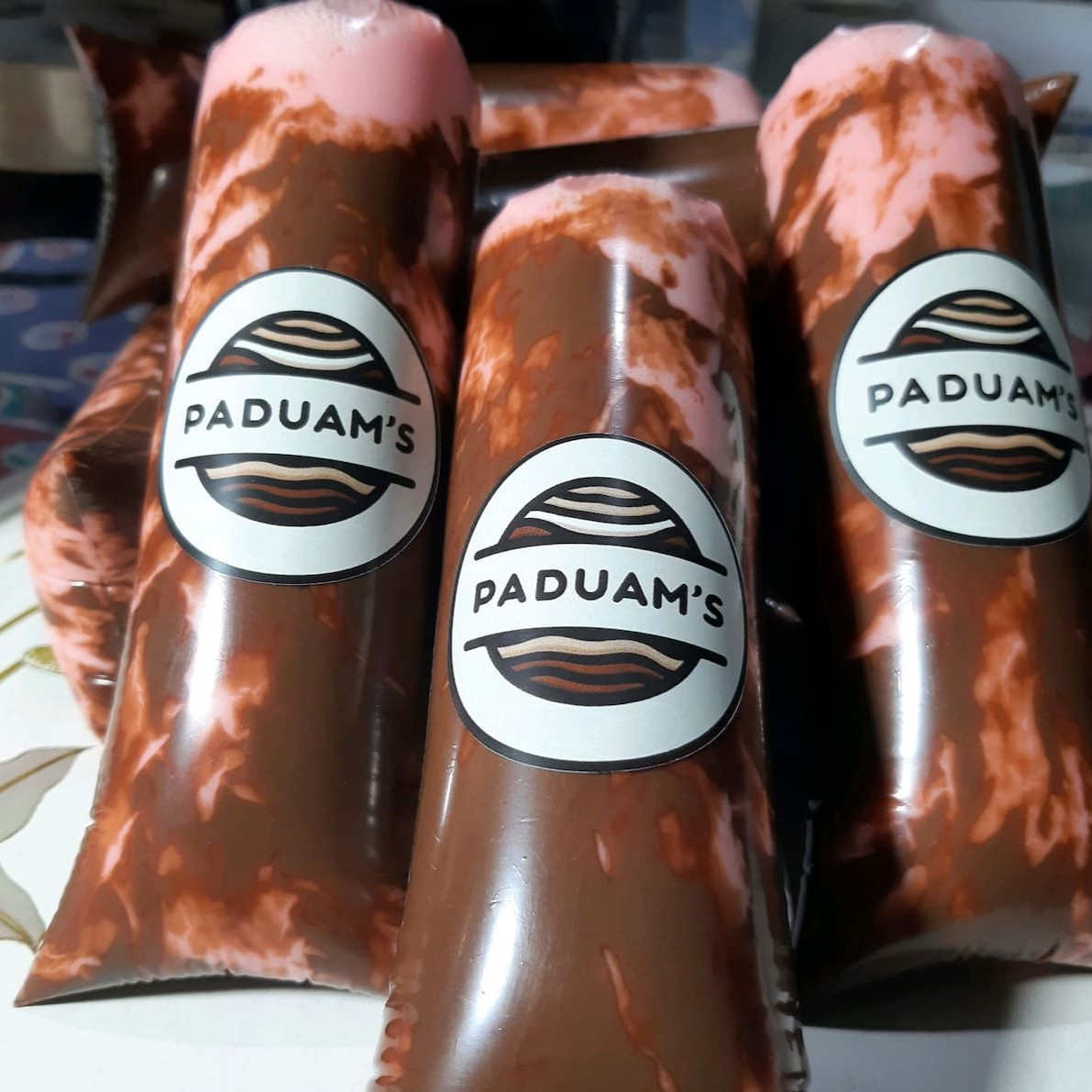 Feito com base de morango e recheado com creme de avelã e Nutella. Uma combinação deliciosa que lembra o clássico morango com chocolate. Refrescante, cremoso e irresistível!