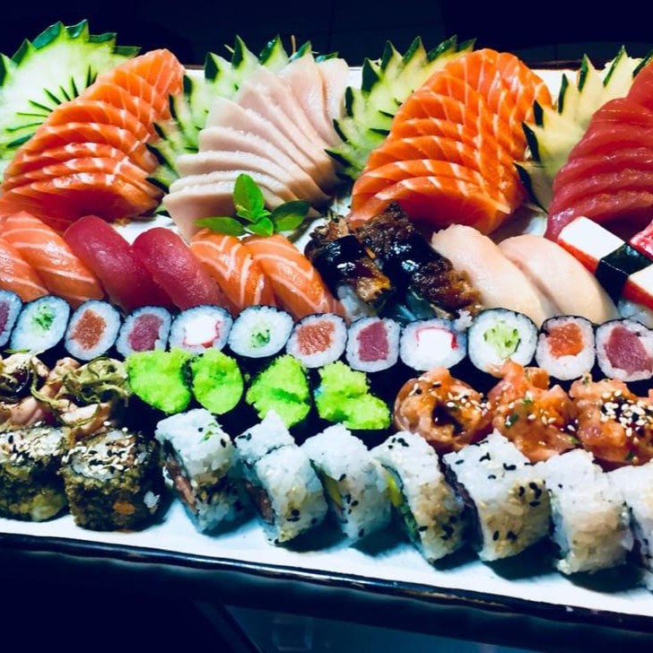 10 sashimi salmão, 10 sashimi  atum, 5 sashimi branco, 10 hot sashimi de salmão, 8 sushi de salmão, 8 sushi de atum, 4 sushi de kani, 4 sushi de camarão, 4 sushi de salmão skin, 4 sushi branco, 4 makimono tekka, 4 makimono califórnia, 4 makimono temp. Roll, 7 makimono filadélfia, 4 makimono hot especial, 12 makimono de hot filadélfia, 12 hot especial.