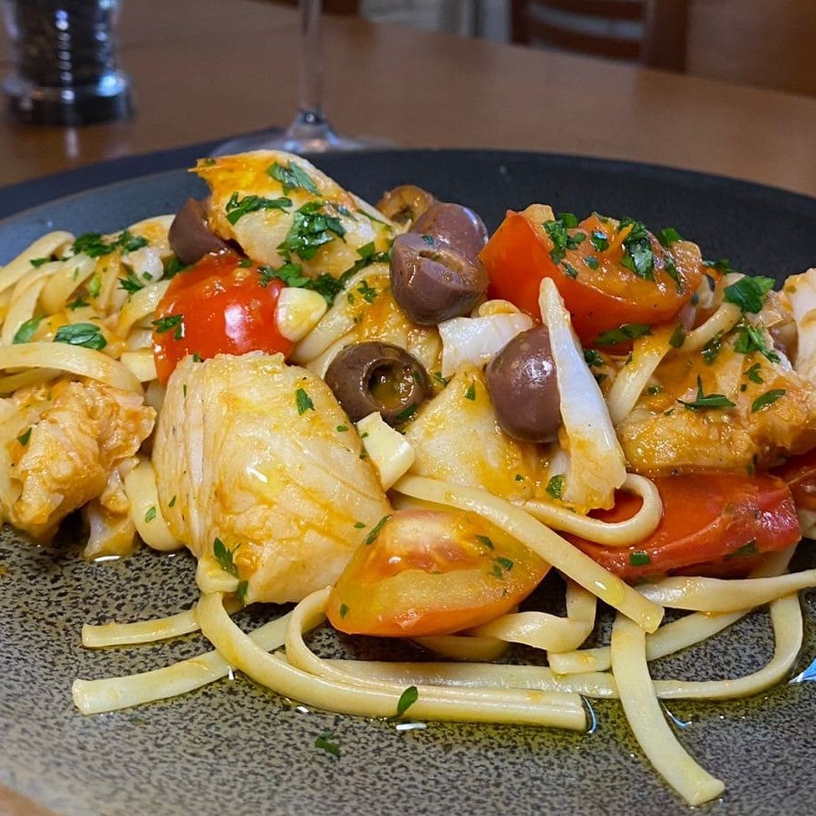 Fettucine com incrivel molho de bacalhau em lascas, tomates,azeitonas , alcaparras e salsa