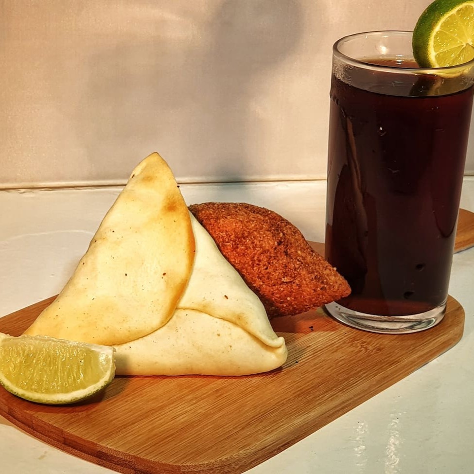 Escolha 02  Salgados Clássicos da Camelo´s  +  01 Mate da Casa Gelado 500ml  Kibe -  Croquete - Esfiha -  Esfirra aberta - Nutella ( Doce ) - Integral -   Sambuss - Zleibe  #tags: combo - box - promoção - oferta - lanche - refeição - almoço - janta