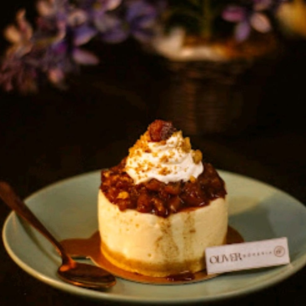 Massa Oliver, creme a base de cream cheese, maçãs caramelizadas.