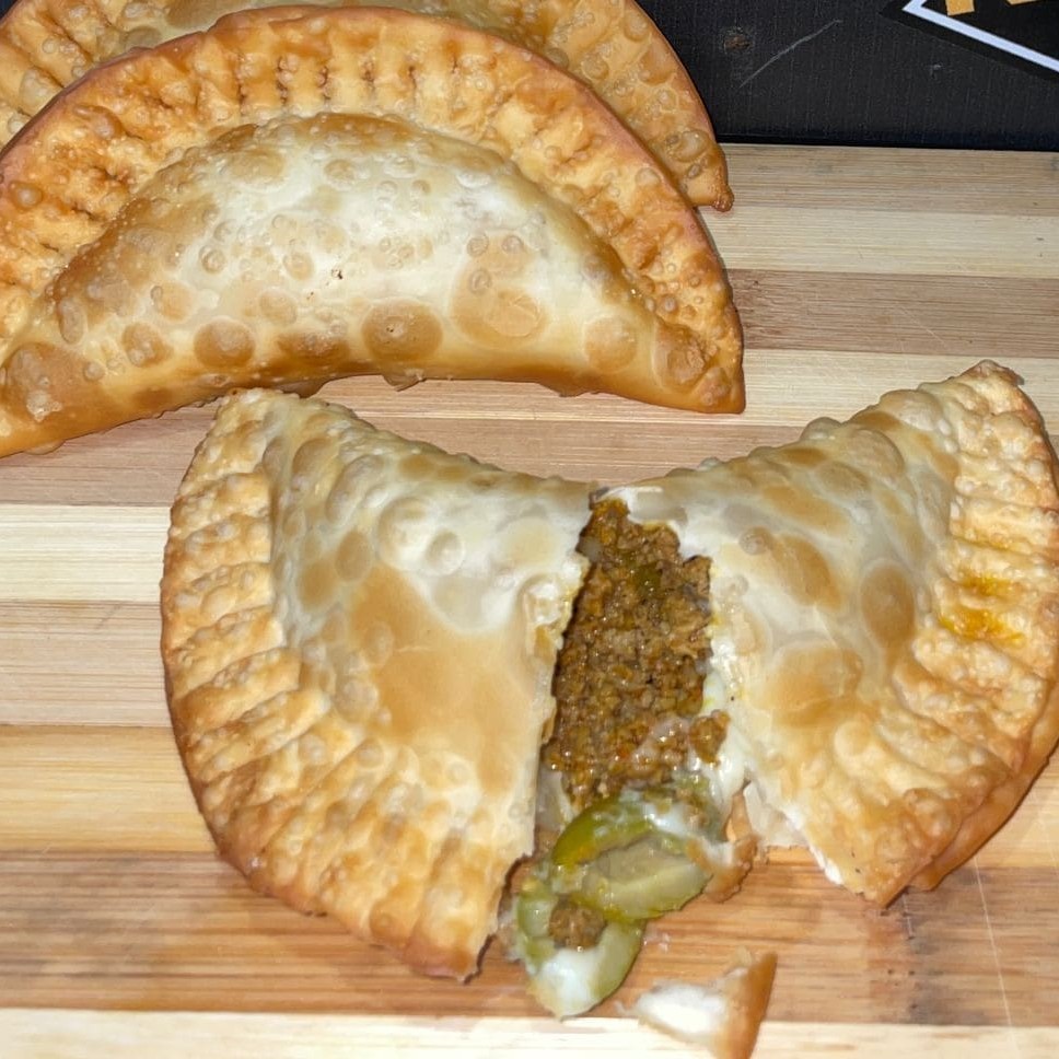 Saboroso pastel com carne moída e recheio de requeijão cremoso, um dos mais pedidos do .   A combinação da carne suculenta e bem temperada, com a cremosidade e o sabor inconfundível do requeijão, faz deste pastel uma verdadeira sensação.   A massa crocante e dourada envolve o recheio de forma perfeita, proporcionando uma experiência culinária incrível.   Delicie-se com o nosso Pastel de Carne com Requeijão, uma opção irresistível e cheia de sabor para o seu lanche.