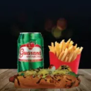 Pão, parmesão, salsicha ou linguiça, muçarela, frango desfiado, tomate, cebola, molhos, passas, azeitona, milho verde, ovo de codorna, rúcula, batata palha, cebola caramelizada e muçarela gratinada, batata p e refrigerante lata.