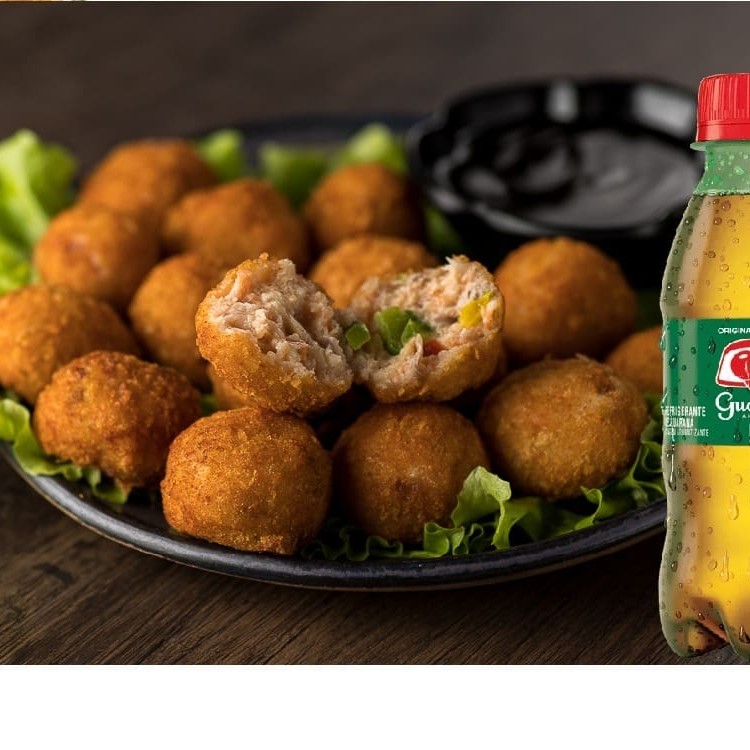 Experimente a crocância e o sabor irresistível do nosso Cubo Skin (5 peças), para acompanhar, um Guaraná Antártica 200ml bem gelado.  Combinação perfeita para matar a fome e refrescar!