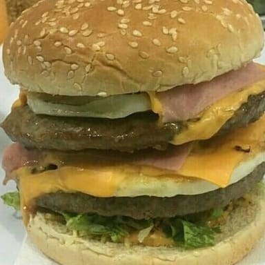 Pão,2  carne,2 ovos, 2 bacon, 5 calabresa, 2 queijos , 2 presunto,  milho, batata palha, alface, tomate, billy e jack e ketchup