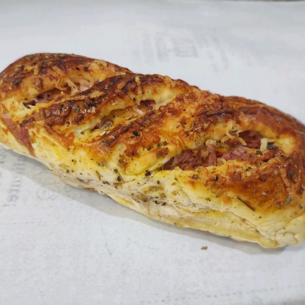 Uma baguete deliciosa recheada com queijo, presunto e calabresa.