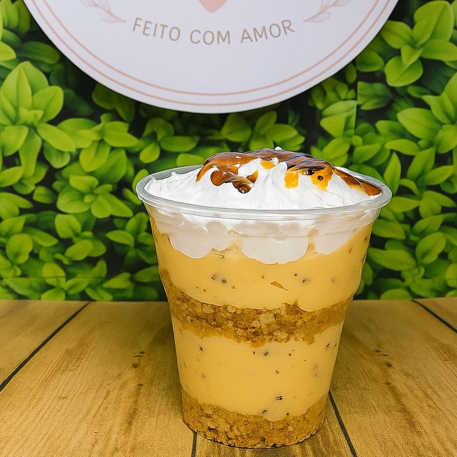Tortinha de Maracujá  Feita com farofinha crocante de biscoito, mousse de maracujá leve e cremoso, finalizada com chantilly fofinho que dá o toque especial. Uma combinação perfeita entre o doce e o azedinho, impossível resistir!