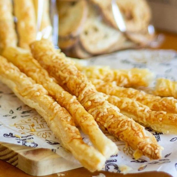 Massa semi-folhada com parmesão.