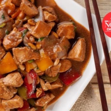 Acompanha arroz e mais um tipo de acompanhamento.