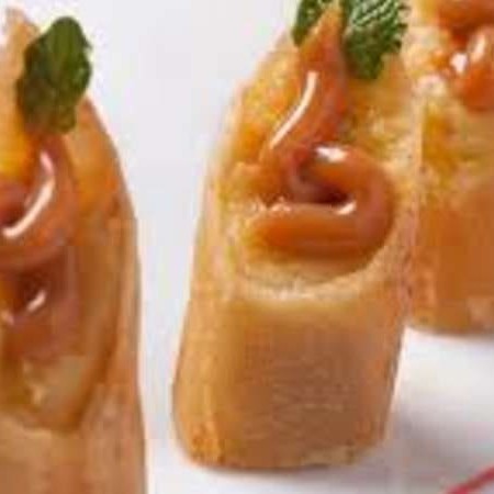 Massa crocante de harumaki com recheio de doce de leite.