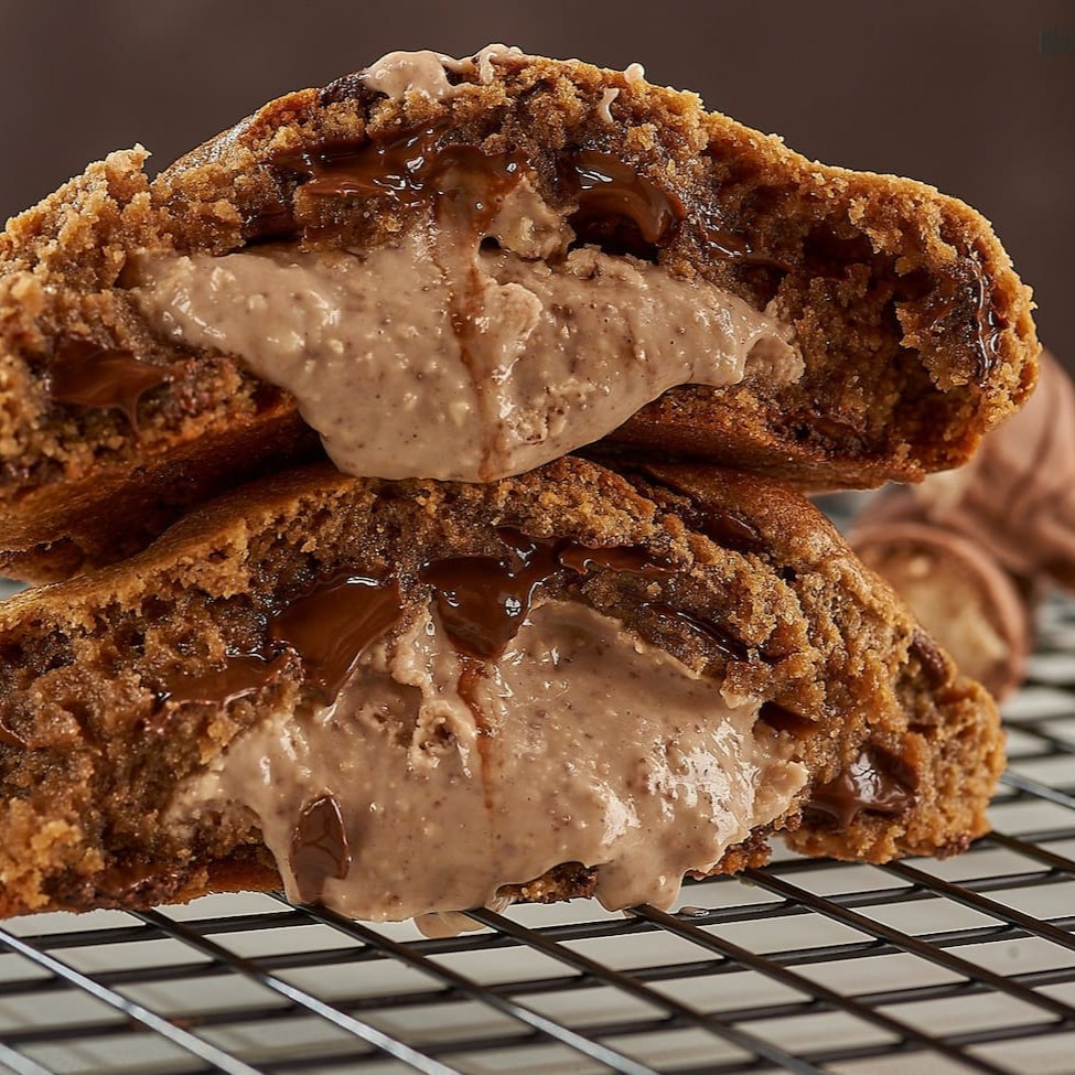 Cookie gigante de 200g!! (+ de 2x maior que os tradicionais) Recheado com a iguaria da casa, nosso creme caseiro de Kinder Bueno com chocolate branco...não preciso dizer mais nada! A massa é a tradicional de baunilha.