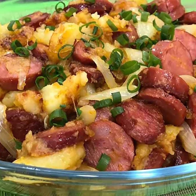 Deliciosa calabresa com cebolas douradas e um generoso molho à campanha + farofinha + arroz + feijão