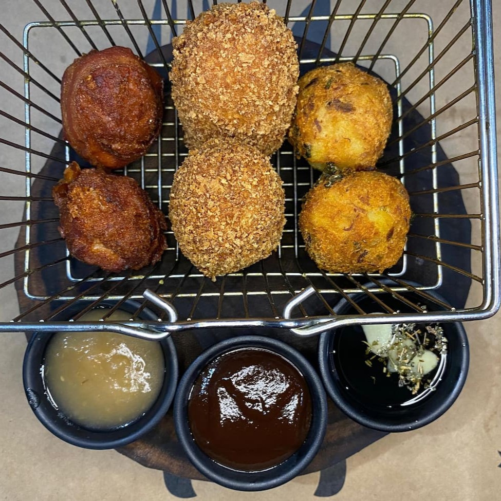 ( 2 Bolinhos de Costela Bovina , 2 Bolinhos de Bacalhau, 2 Bolinhos Mineiros, com Azeite temperado, Geleia de Pimenta e Barbecue).