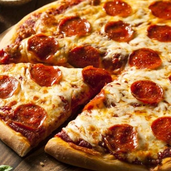 Massa grossa assada no forno a lenha, coberta por uma farta camada de mussarela derretida e delicadas fatias de calabresa. Escolha com ou sem cebola para um toque extra de sabor.