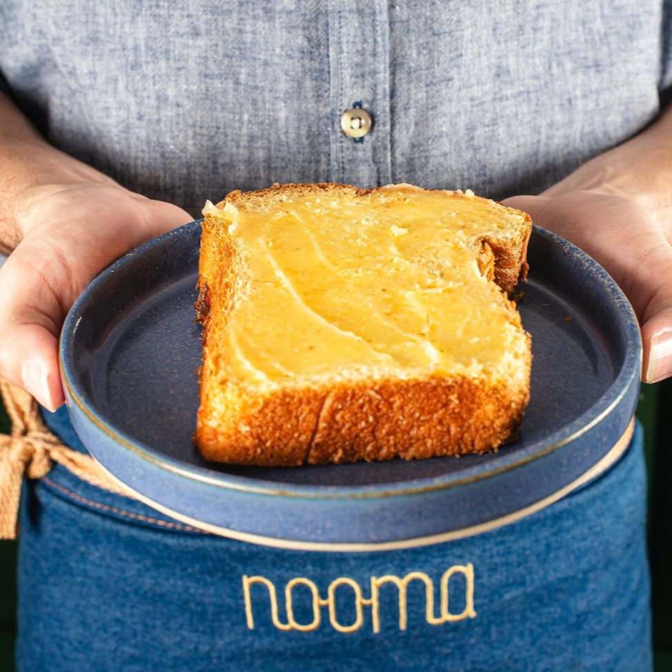 Fatia de pão brioche com manteiga