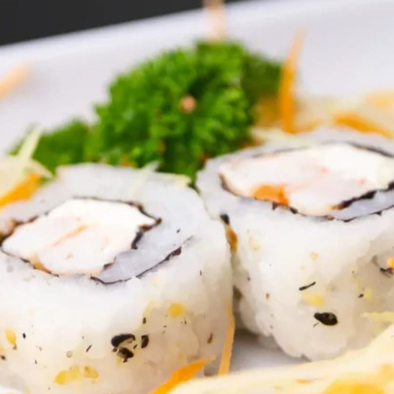 Saboroso Uramaki de Camarão - com 4 unidades. Este prato japonês elegante e requintado consiste em camarões frescos e suculentos, combinados perfeitamente com o cremoso e delicado cream cheese. Tudo isso envolto por uma fina e saborosa alga marinha, com uma camada externa de arroz delicadamente preparado. Ideal para quem aprecia a autêntica culinária nipônica. Uma experiência gastronômica inesquecível e irresistível.