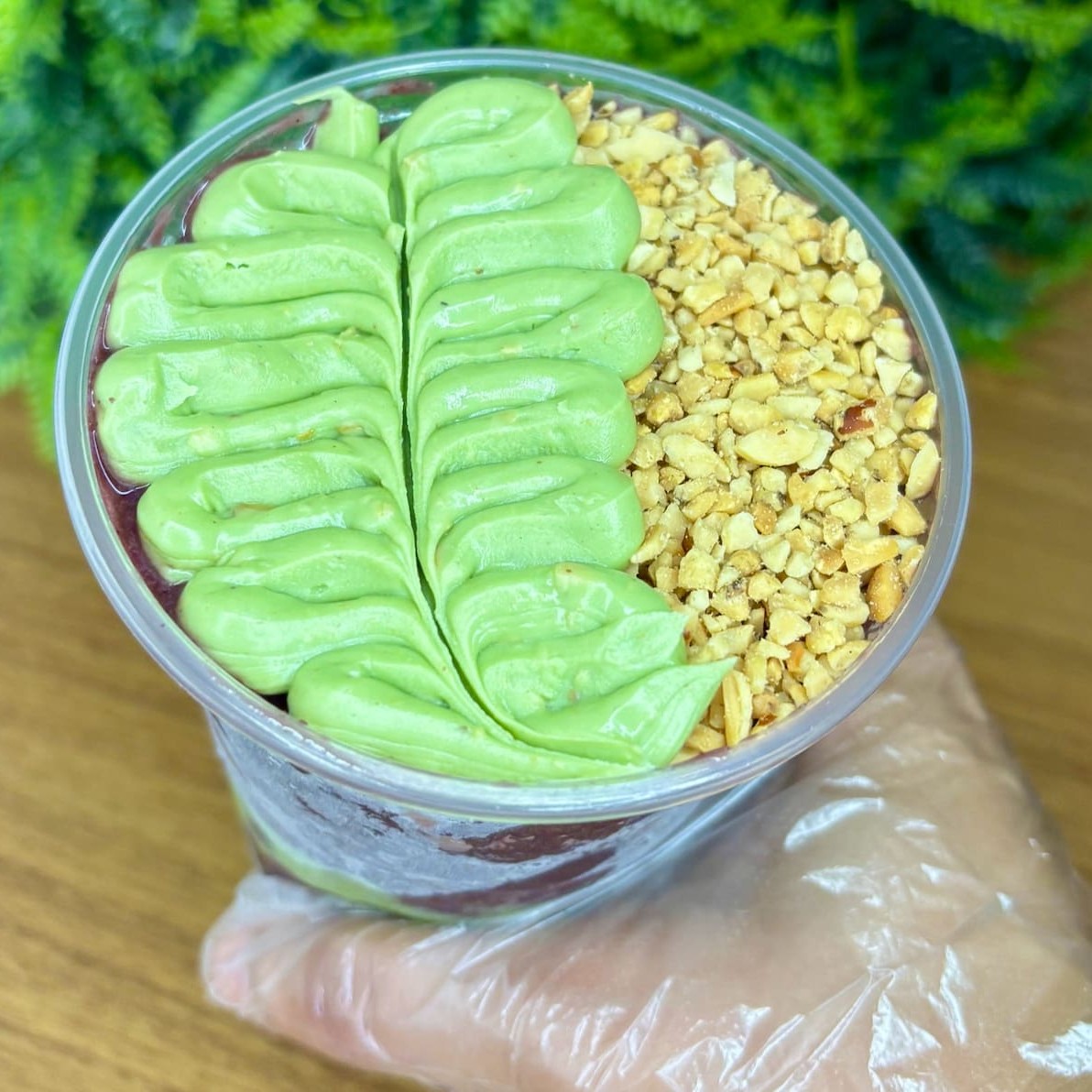 Açaí de 550ml com três camadas de creme de Pistache  (com pedaços) Leite em pó, amendoim, paçoca. Podendo adicionar chantilly opcional..