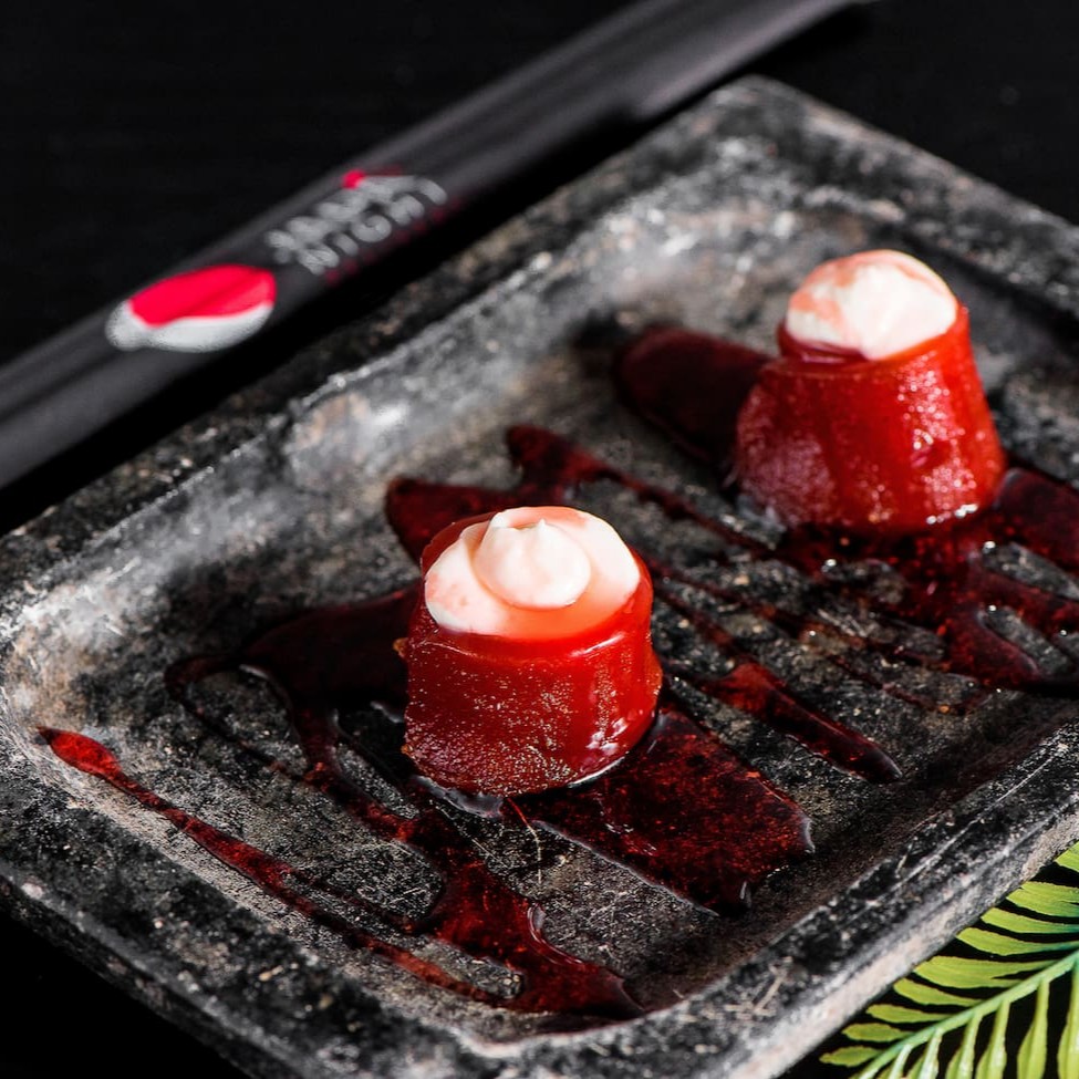 Lamina de goiabada recheada com cheam cheese e finalizada com coulis de morango.