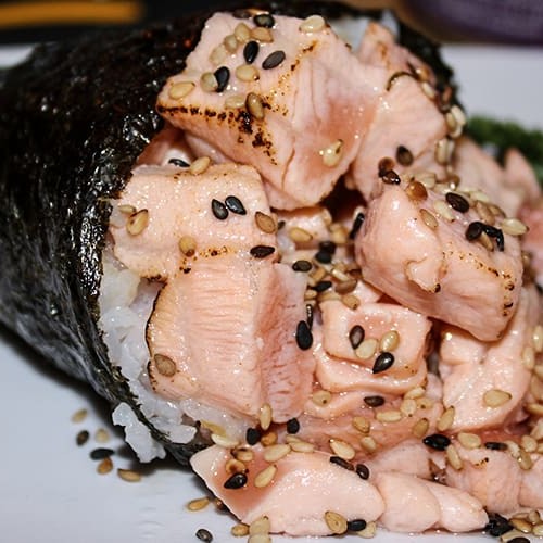 Cone de alga, arroz, salmão levemente maçaricado, cream cheese, mix de cebolinha e alho poró.