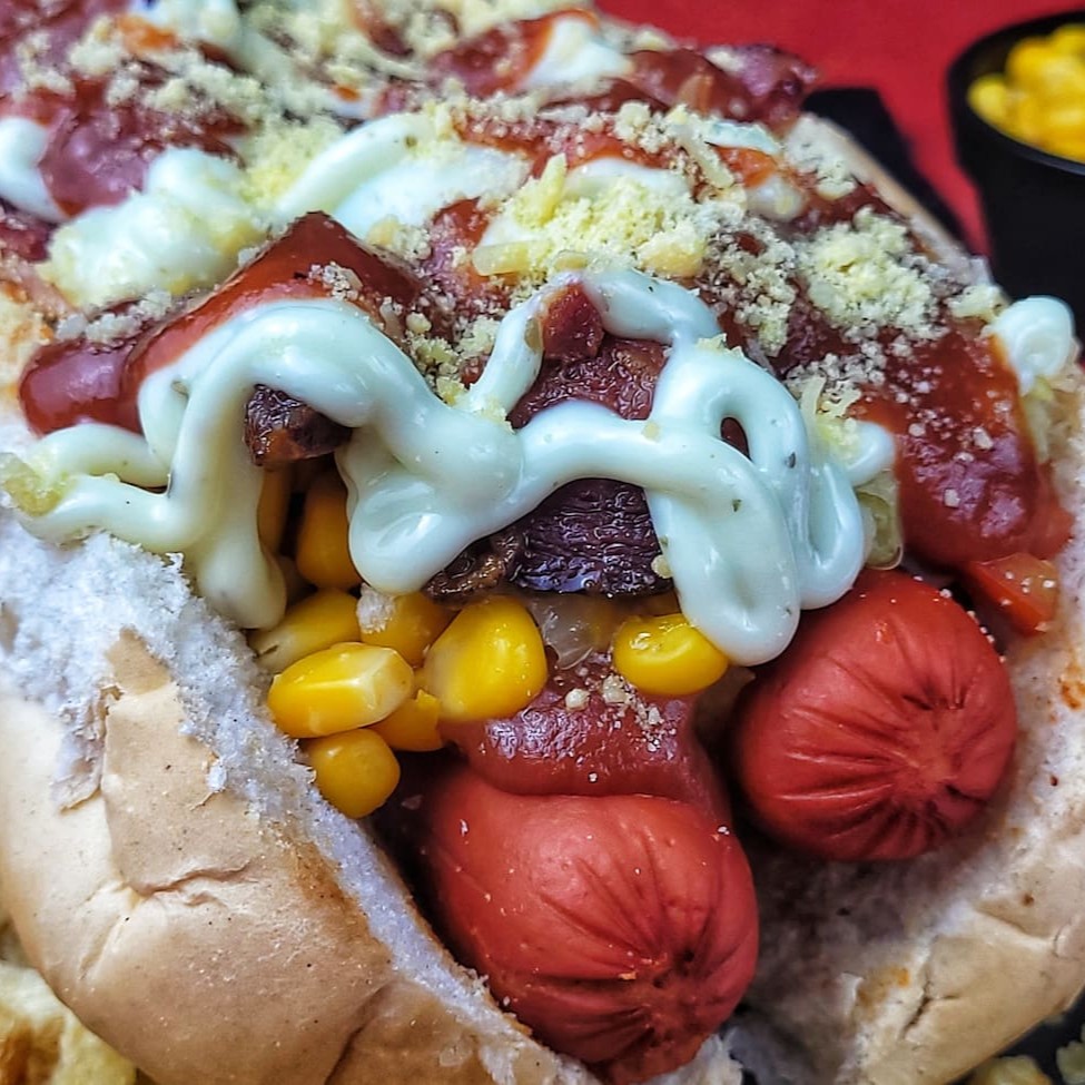 Saboroso lanche com Pão,  1 salsicha ou 1   linguiça , molho (tomate , cebola e pimentão), ovo de codorna , ketchup , maionese especial, 2x bacon , milho , ervilha , batata palha, queijo ralado #hotdog#bacon#cheddar#picanha#xtudo#xsalada#burguer#cachorroquente