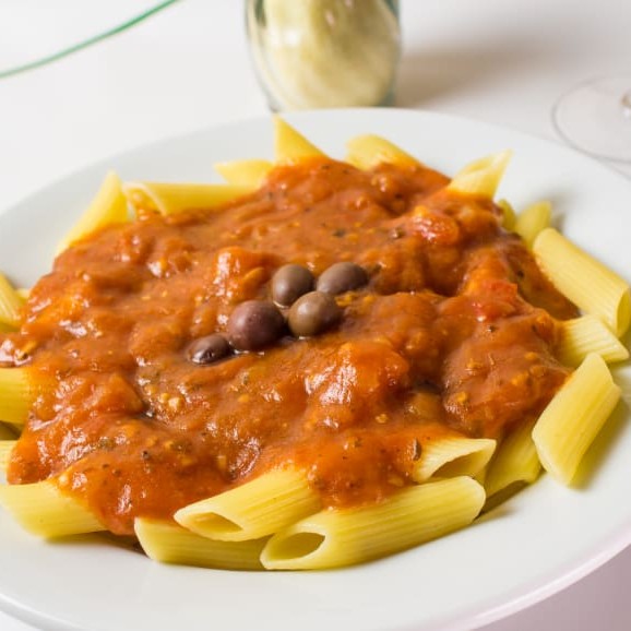 Tomate em pedaços, pimenta vermelha e temperos.