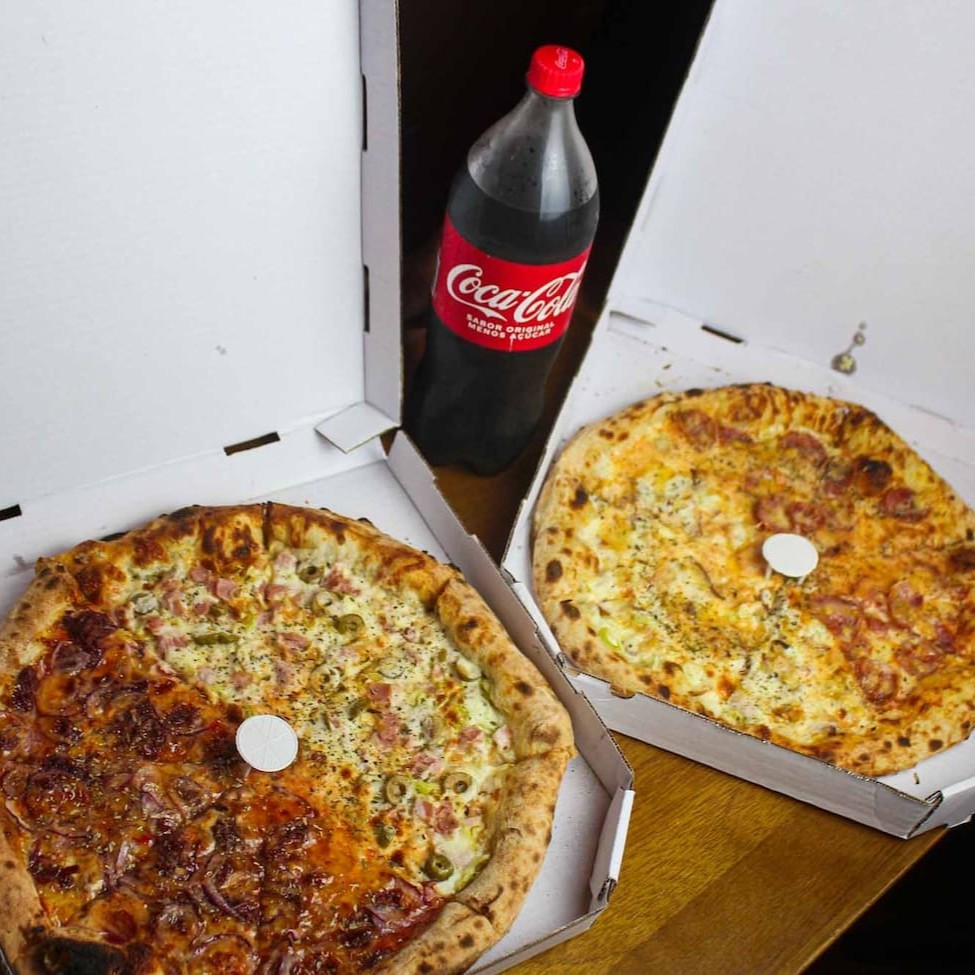 Na compra de 2 Pizzas Grandes Salgadas ganhe 1 Coca 1,5l