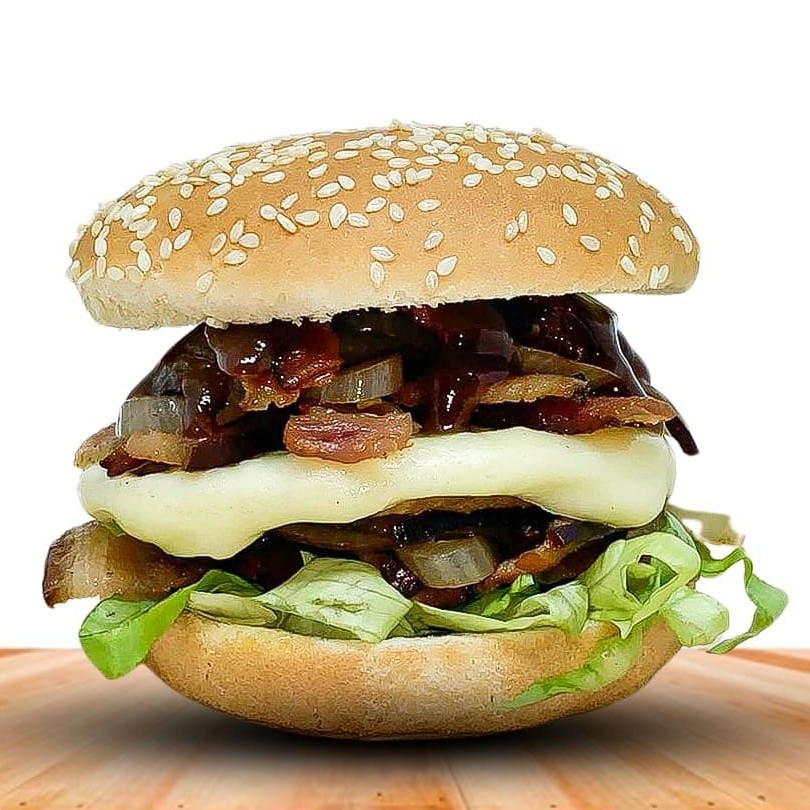 Apresentando o 'Muy Bacon', aclamado como o 'Melhor Hambúrguer do '. Este prato é uma combinação divina de pão fresquíssimo e uma saborosa carne de hambúrguer. Adornado com maionese cremosa, alface crocante, queijo mussarela derretido ao ponto certo, e uma generosa porção de bacon em dobro, delicadamente acebolado. Finalizado com um fantástico molho barbecue para acentuar os sabores. Este é um produto de altíssima qualidade, e garantimos a entrega quentinha diretamente em sua residência, para uma experiência gastronômica inigualável!